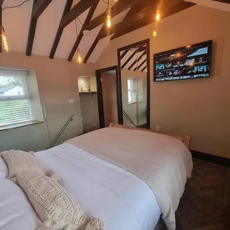 Luxurious With Hot Tub, District