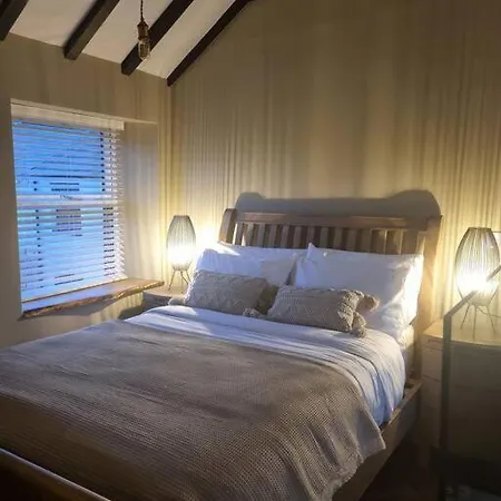 Luxurious With Hot Tub, District 別荘