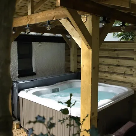 Luxurious With Hot Tub, District 別荘 Duddon