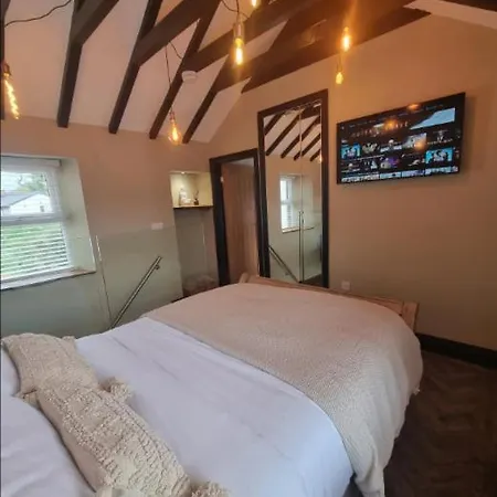 Luxurious With Hot Tub, District 別荘 *