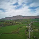 Дом отдыха Luxurious With Hot Tub, District Duddon