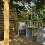 Дом отдыха Luxurious With Hot Tub, District