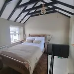 Дом отдыха Luxurious With Hot Tub, District