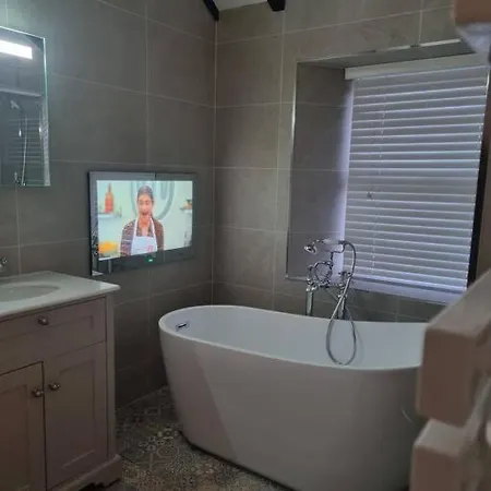 Luxurious With Hot Tub, District