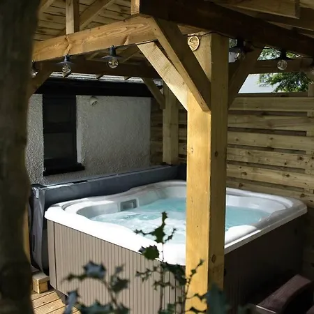 Luxurious With Hot Tub, District Duddon