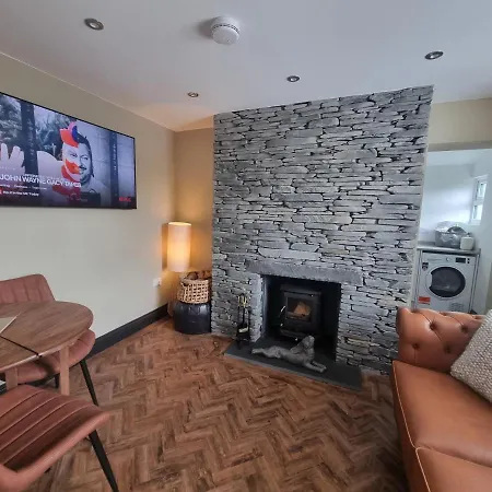 Luxurious With Hot Tub, District Holiday home