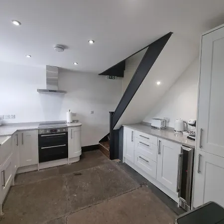 Luxurious With Hot Tub, District Holiday home *
