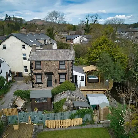 بيت للعطل Luxurious With Hot Tub, District Duddon