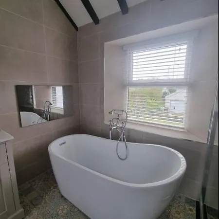 Luxurious With Hot Tub, District