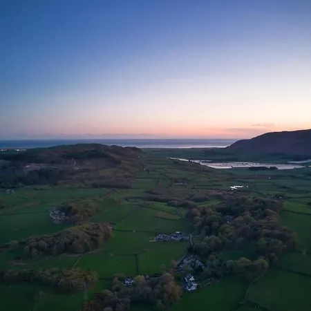 بيت للعطل Luxurious With Hot Tub, District *