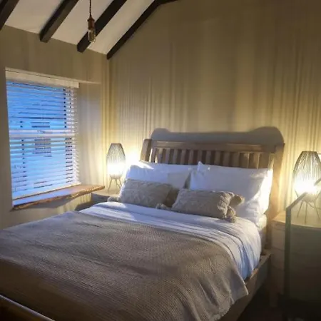 Luxurious With Hot Tub, District بيت للعطل