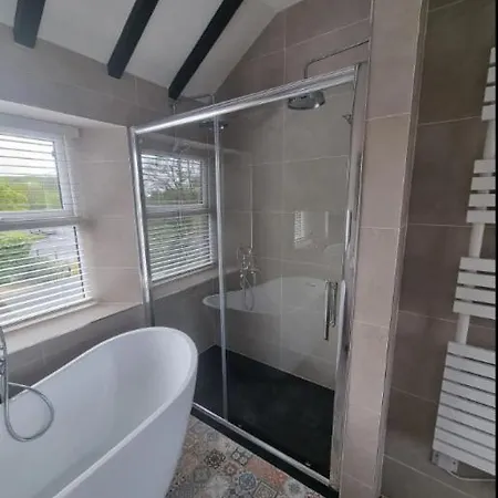بيت للعطل Luxurious With Hot Tub, District Duddon
